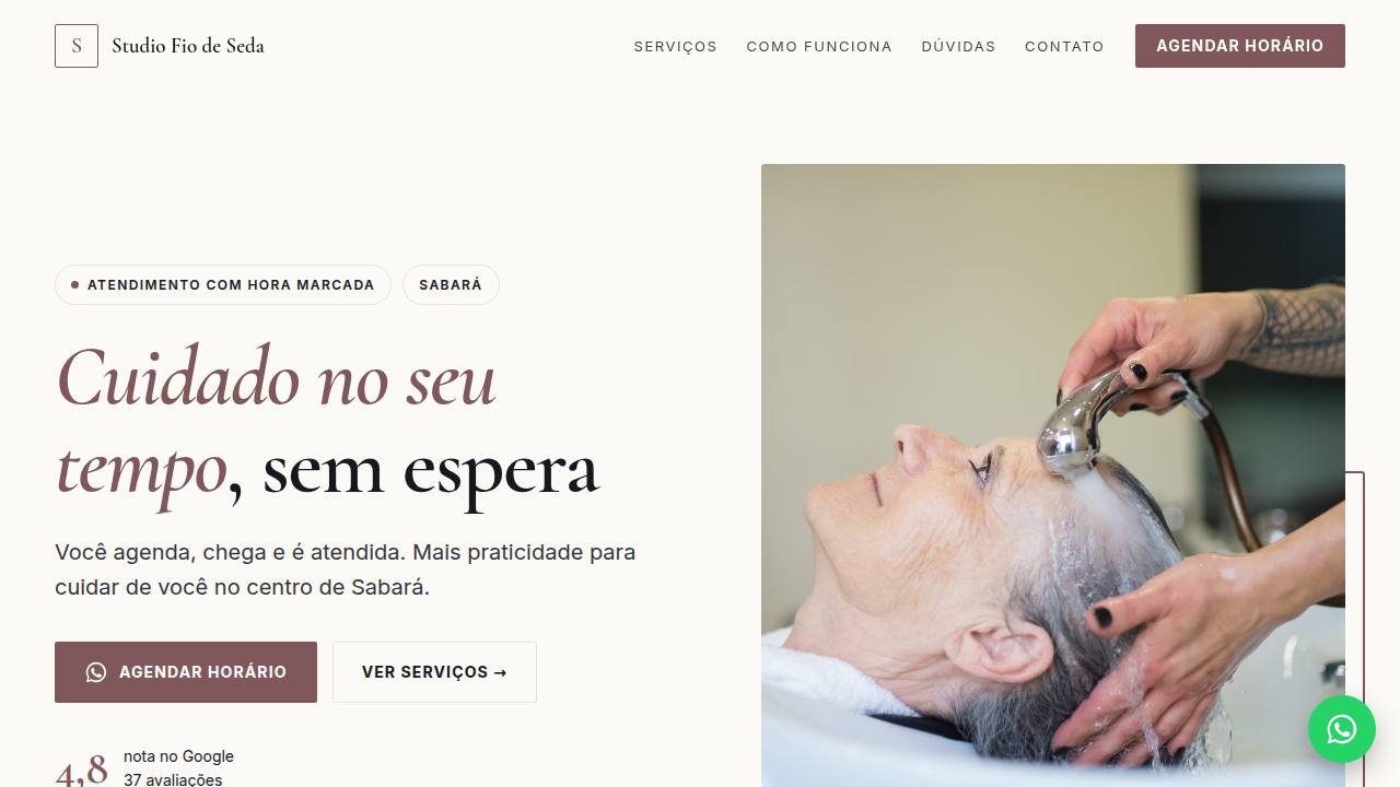 Site de exemplo de um salão de beleza, em tons rosados